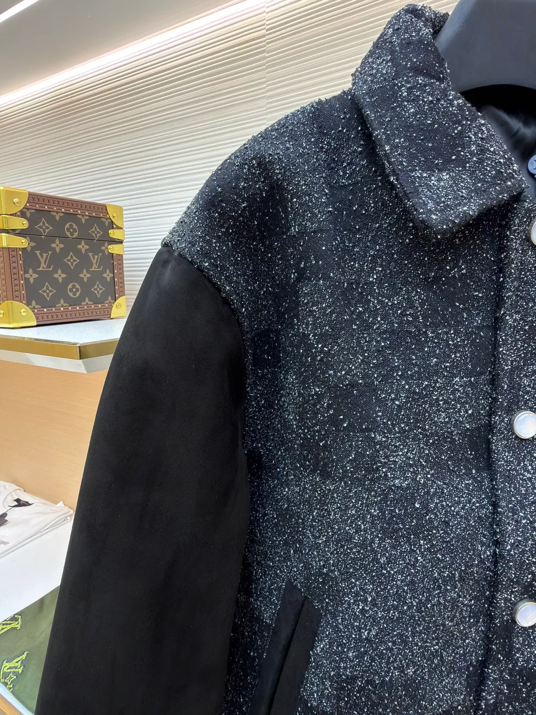 LOUIS VUITTON Genuine leather beaded flocking checkerboard baseball jacket ●Original version: 51000 purchase and development ●Item number: 1681012-i25 ●Fabric: denim flocked bouclé material ●Technology: embroidery ●Version: fitted version ●Weight: about 1795 grams ●Size: 46-48-50-52 ●Description: Made of denim bouclé, the body is embellished with a jacquard logo, while nubuck sheepskin is used on the sleeves and pockets, adding a soft touch. The body is also cleverly integrated with the Damoflage pattern, and the logo patch decorated with rhinestones and resin beads complements the bright pearlescent buttons, showing a dazzling style. The refined craftsmanship and elegant tailoring of this style are evident in the styled collar, striped ribbed hem and cuffs, and fully lined and pearlized snap placket at the front. The overall wiring is straight and delicate, the fabric is comfortable and soft, and the color is consistent without color difference. It can be matched with the same style to create a fashionable look and control various occasions. Customized accessories, complete with three standards, same style for men and women!